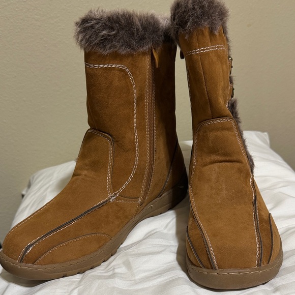 Women’s Journee Collection Takani Boots with Fur Trim, size 8.5 NWOT Box